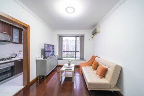 Superior Apartment, 1 Bedroom, Kitchen, City View | Ruang tamu | 55 inci sebuah televisyen pintar dengan kabel 