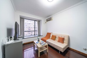 Apartamento superior, 1 habitación, cocina, vistas a la ciudad | Sala de estar | Smart TV de 55 pulgadas con canales por cable