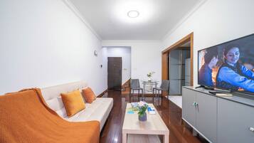 Appartamento Superior, 1 camera da letto, cucina, vista città | Soggiorno | Smart TV 55 pollici con canali via cavo