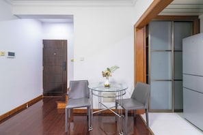 Apartamento superior, 1 quarto, cozinha, vista para a cidade | Sala de estar | Smart TV 55 polegadas com canais a cabo