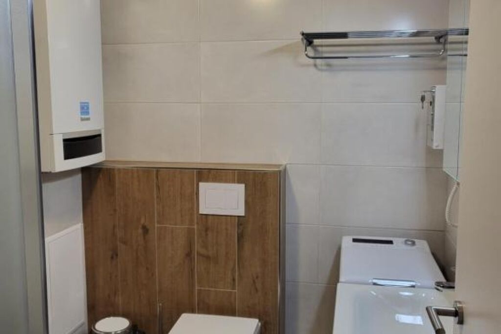 Dusj, hårføner, håndklær og toalettpapir