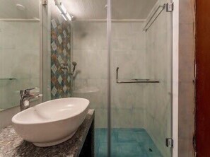 Secadora de cabello, bidet, toallas, jabón 