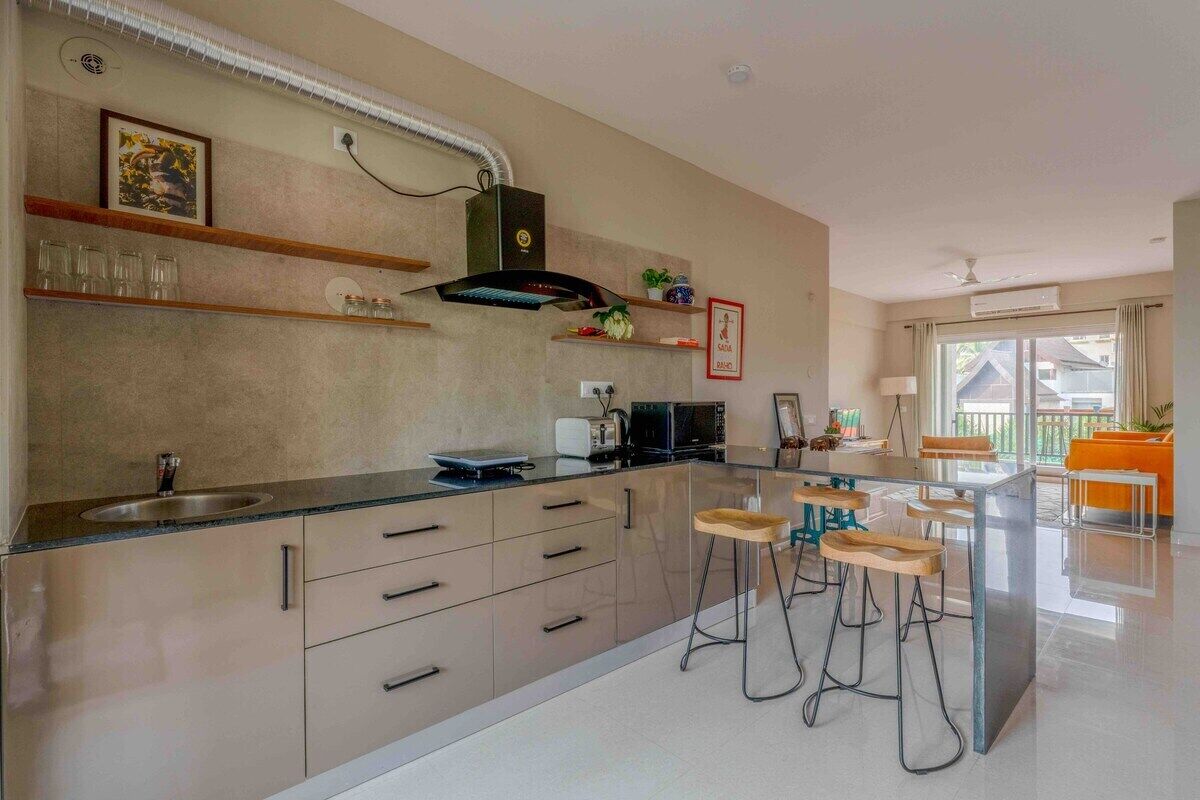 Jääkaappi, mikroaaltouuni, uuni, liesi