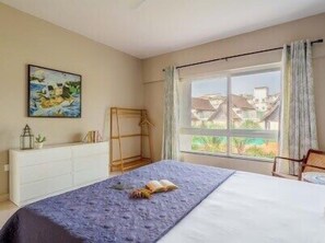 Tabla de planchar con plancha, wifi gratis y ropa de cama 