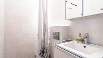 Classic Apartment | Bathroom