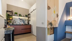 A modern kitchen with a marble countertop, wooden cabinets, and a variety of plants. - Fiorelli 17 - Blue Peafowl Studio with Private Terrace and Wi-Fi (Palermo)