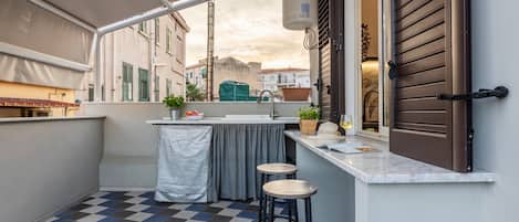 Réfrigérateur, micro-ondes, plaque de cuisson, cafetiÚre/bouilloire