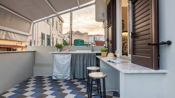 Réfrigérateur, micro-ondes, plaque de cuisson, cafetiÚre/bouilloire