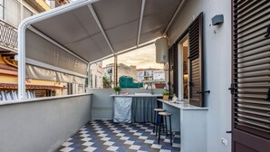 A small balcony with a checkered floor, a sink, and a bar stool. - Fiorelli 17 - Blue Peafowl Studio with Private Terrace and Wi-Fi (Palermo)