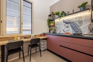 Réfrigérateur, micro-ondes, plaque de cuisson, cafetière/bouilloire