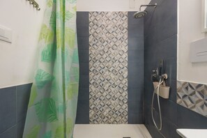 Shower, hair dryer, towels - 'Fiorelli 17 - Bivano Green Leaves' Apartment with Balcony, Wi-Fi and Air Conditioning (Palermo)