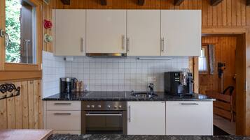 Een oven, een kookplaat, een vaatwasser