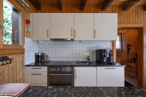 Een oven, een kookplaat, een vaatwasser