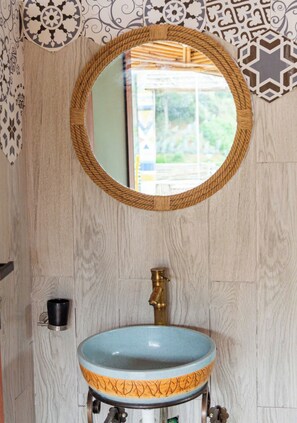 Habitación doble estándar, balcón, vista a la colina | Baño | Amenidades de baño gratuitas, secadora de cabello, toallas, shampoo 