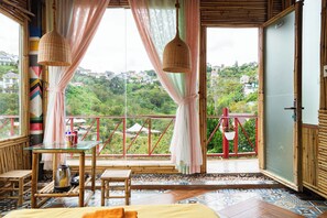 Habitación doble estándar, balcón, vista a la colina | Wifi gratis 