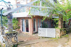 Vista frontal de la propiedad