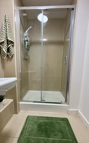 Secador de pelo, toallas, jabón, shampoo