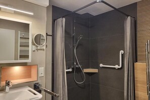 Dusj, hårføner, håndklær og toalettpapir