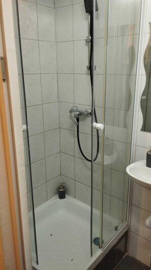 Basic-Apartment | Badezimmer | Dusche, kostenlose Toilettenartikel, Haartrockner, Handtücher