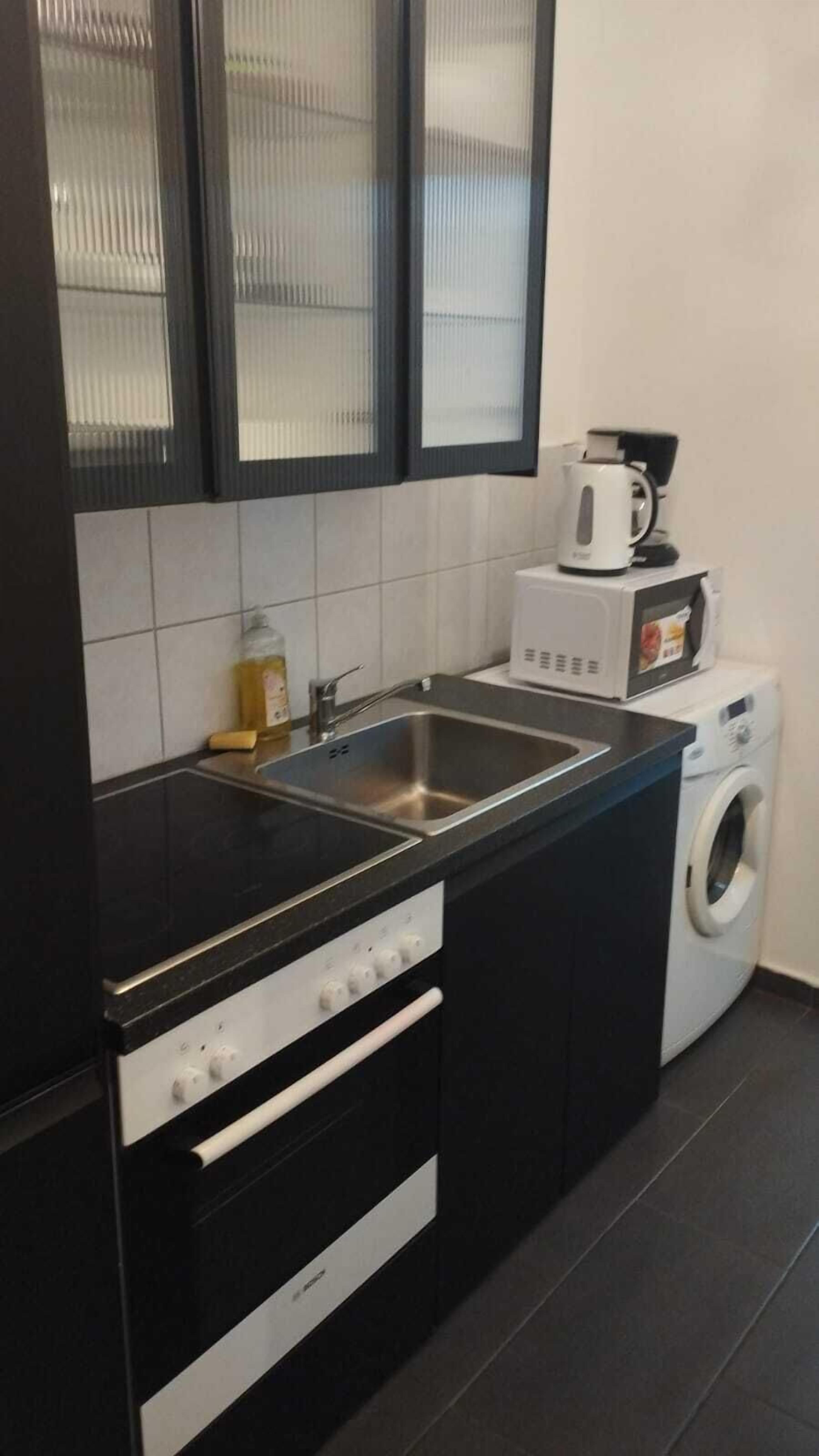 Eenvoudig appartement | Privékeuken | Een koelkast, een magnetron, een oven, een kookplaat