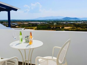 Outdoor dining - Cozy villa with private jacuzzi, 5 minutes from Naxos town! (Νάξος)