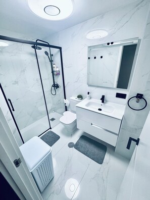 Shower, hair dryer, towels, soap - EliMar-Torrevieja Beach (Torrevieja)