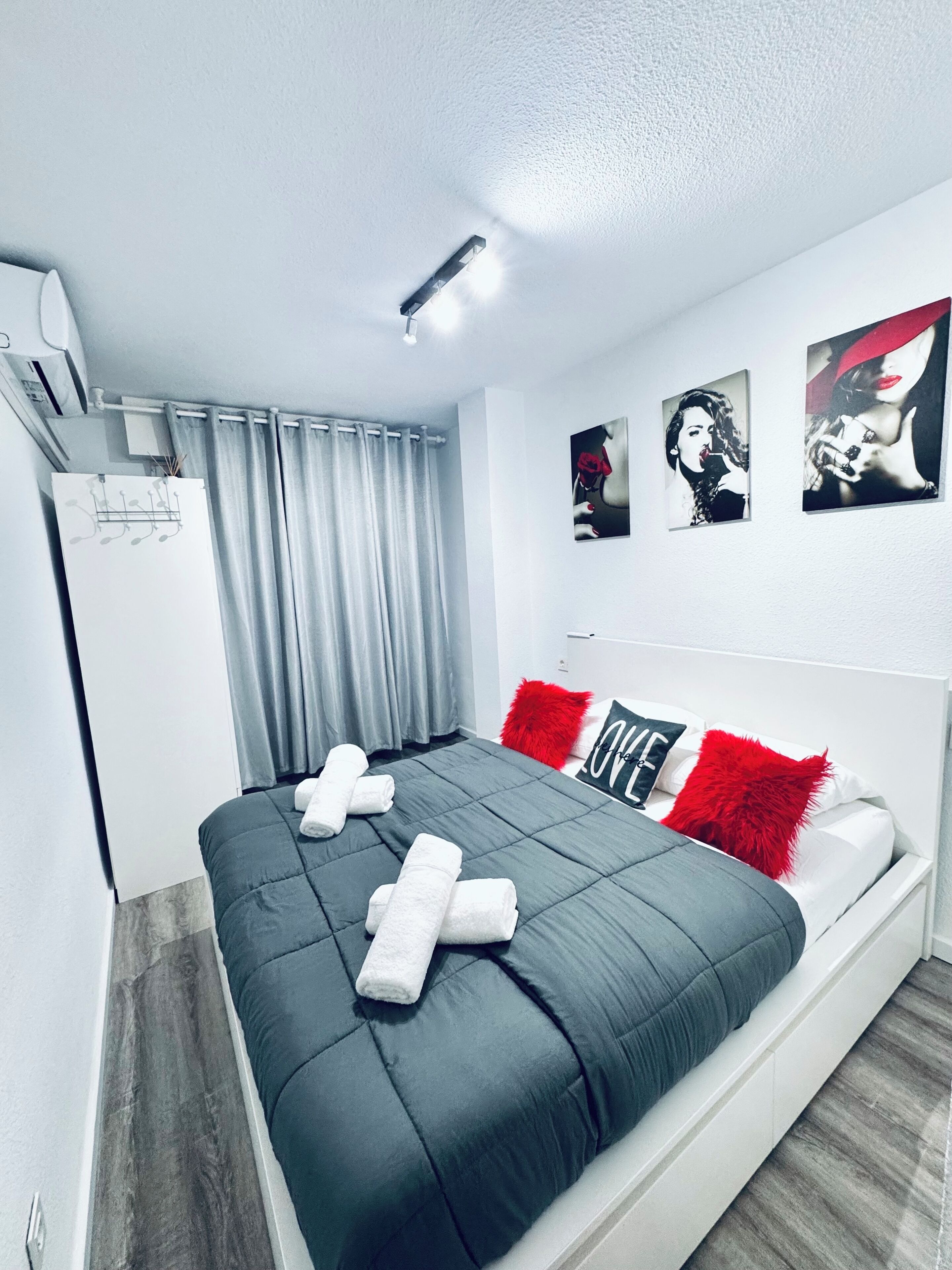 2 slaapkamers, een strijkplank/strijkijzer, wifi, beddengoed