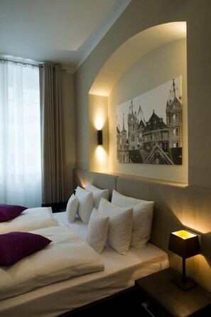 In-room safe, desk, laptop workspace, free WiFi - Hotel Residenz am Königsplatz (Speyer)