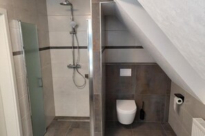 Bruser, hårtørrer, håndklæder, Toiletpapir