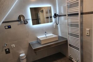 Douche, sèche-cheveux, serviettes fournies, papier toilette