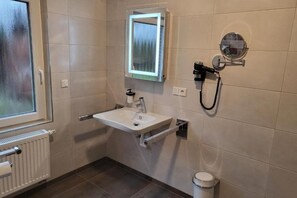 Shower, hair dryer, towels, toilet paper - 🏡 Modern apartment with 3 bedrooms, garden & terrace (Norden)