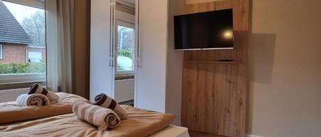 Iron/ironing board, WiFi, bed sheets, wheelchair access