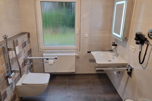 Douche, sèche-cheveux, serviettes fournies, papier toilette