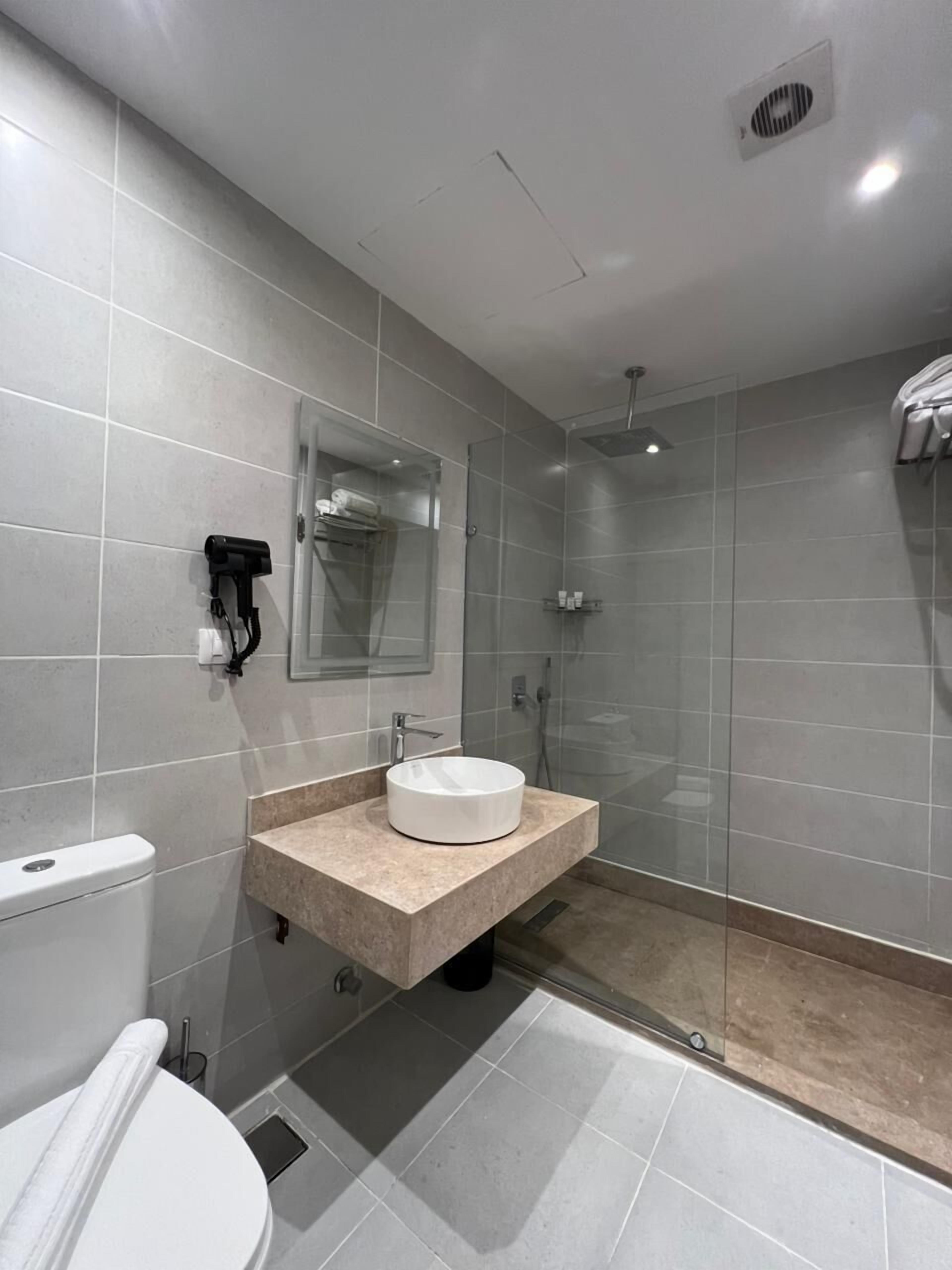 Combined shower/bathtub, hair dryer, towels, soap