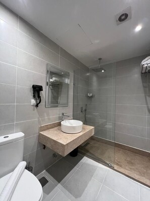 淋浴/盆浴组合、吹风机、毛巾、肥皂