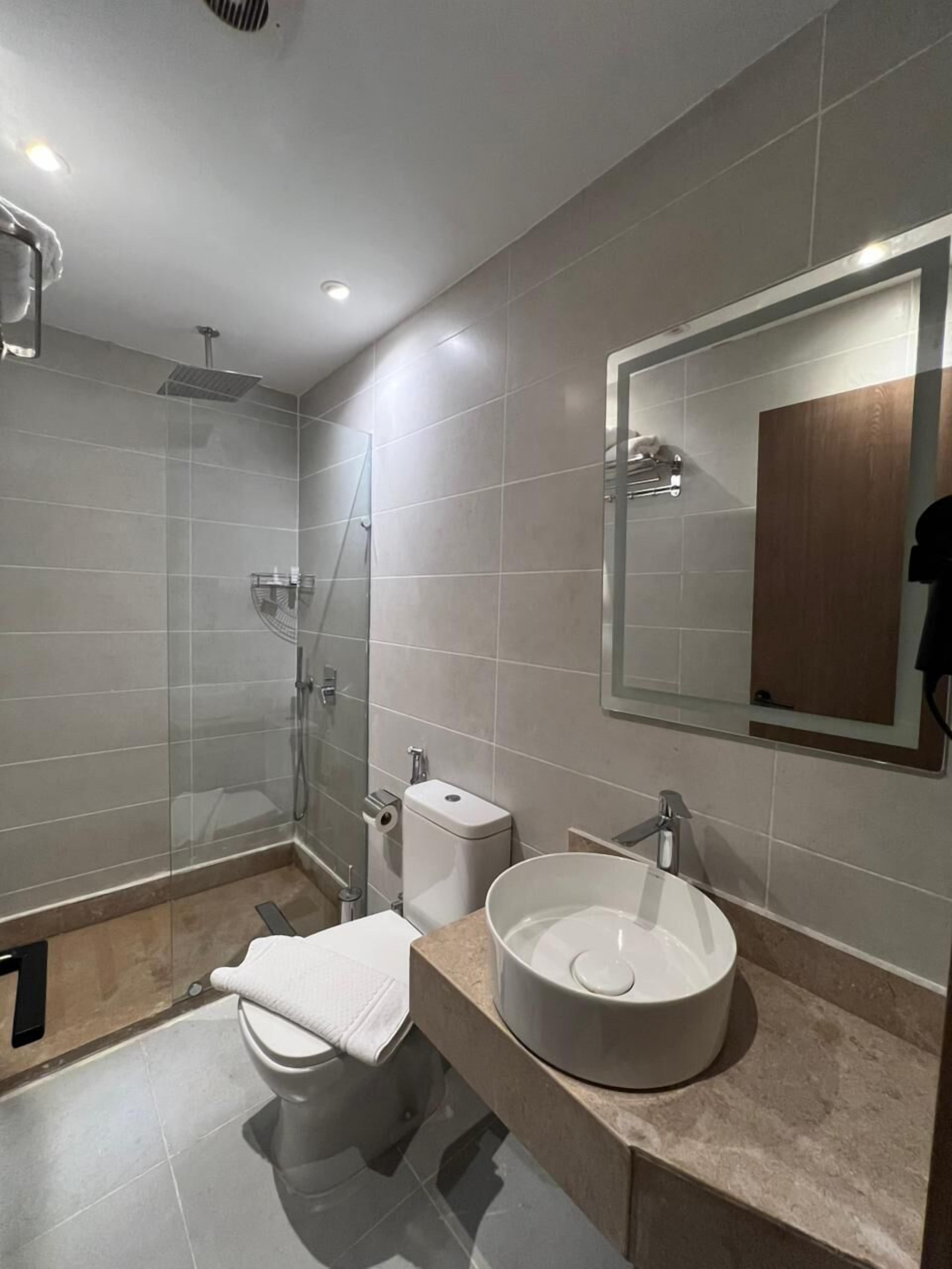 淋浴/盆浴组合、吹风机、毛巾、肥皂