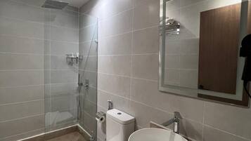 Bañera con ducha, secador de pelo, toallas, jabón