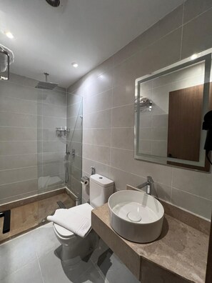 淋浴/盆浴组合、吹风机、毛巾、肥皂