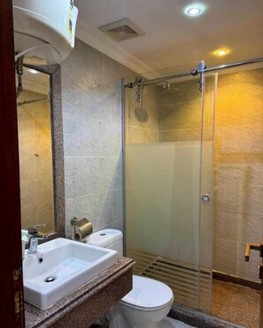 Double Room | Bathroom | Combined shower/tub, hair dryer, towels, soap