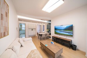 Superior Apartment, 3 Bedrooms, Kitchen, City View | Living room | 55-inch Smart TV with cable channels - Tyms Family 3BR 2BA APT  (Shanghai)
