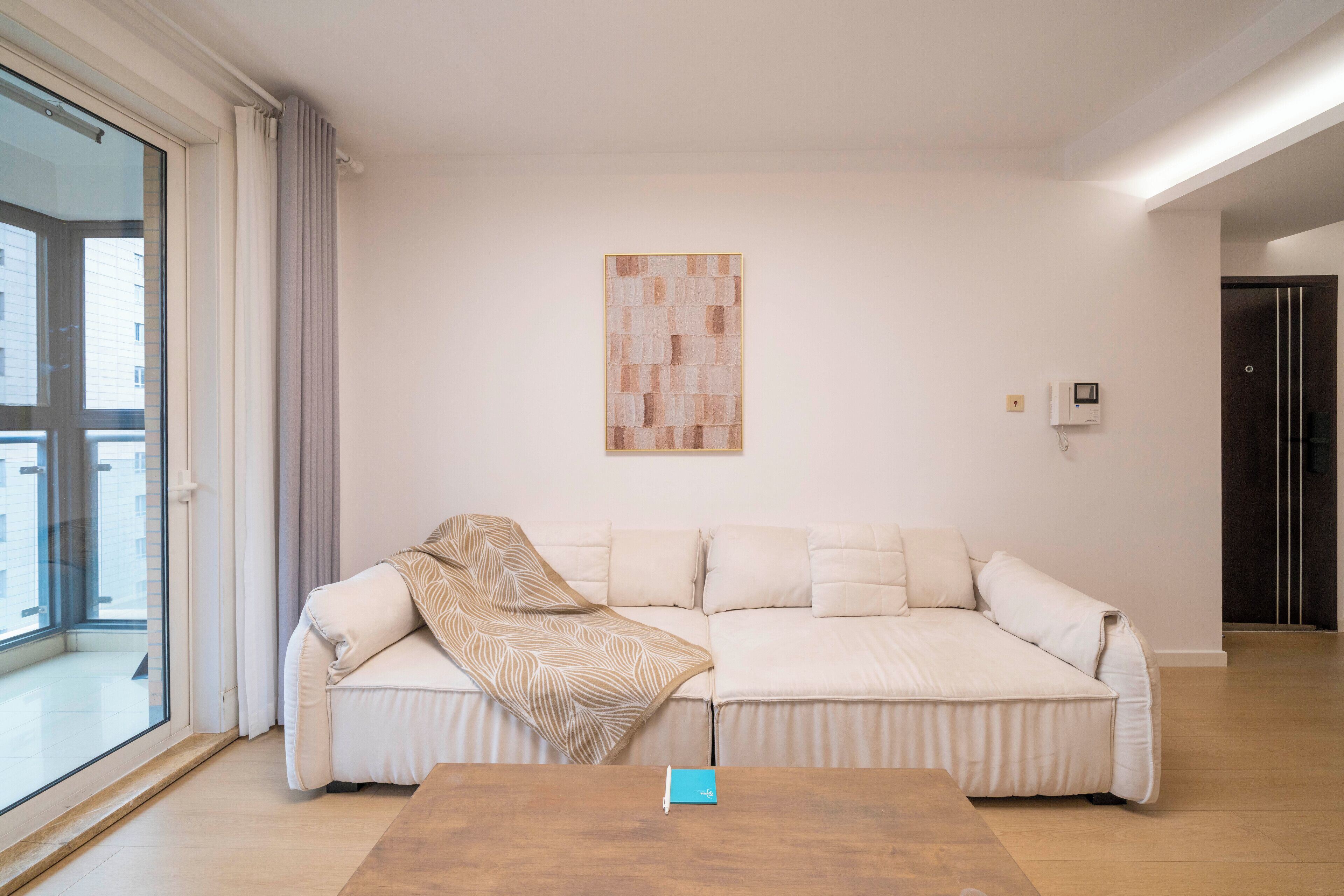 高级公寓, 3 间卧室, 厨房, 城市景观 | 客厅 | 55-英寸智能电视（配备有线频道）