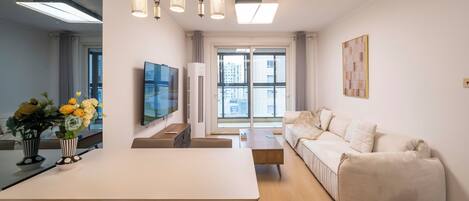 Lägenhet Superior - 3 sovrum - kök - utsikt mot staden | Vardagsrum | 55-tums smart-tv med kabelkanaler