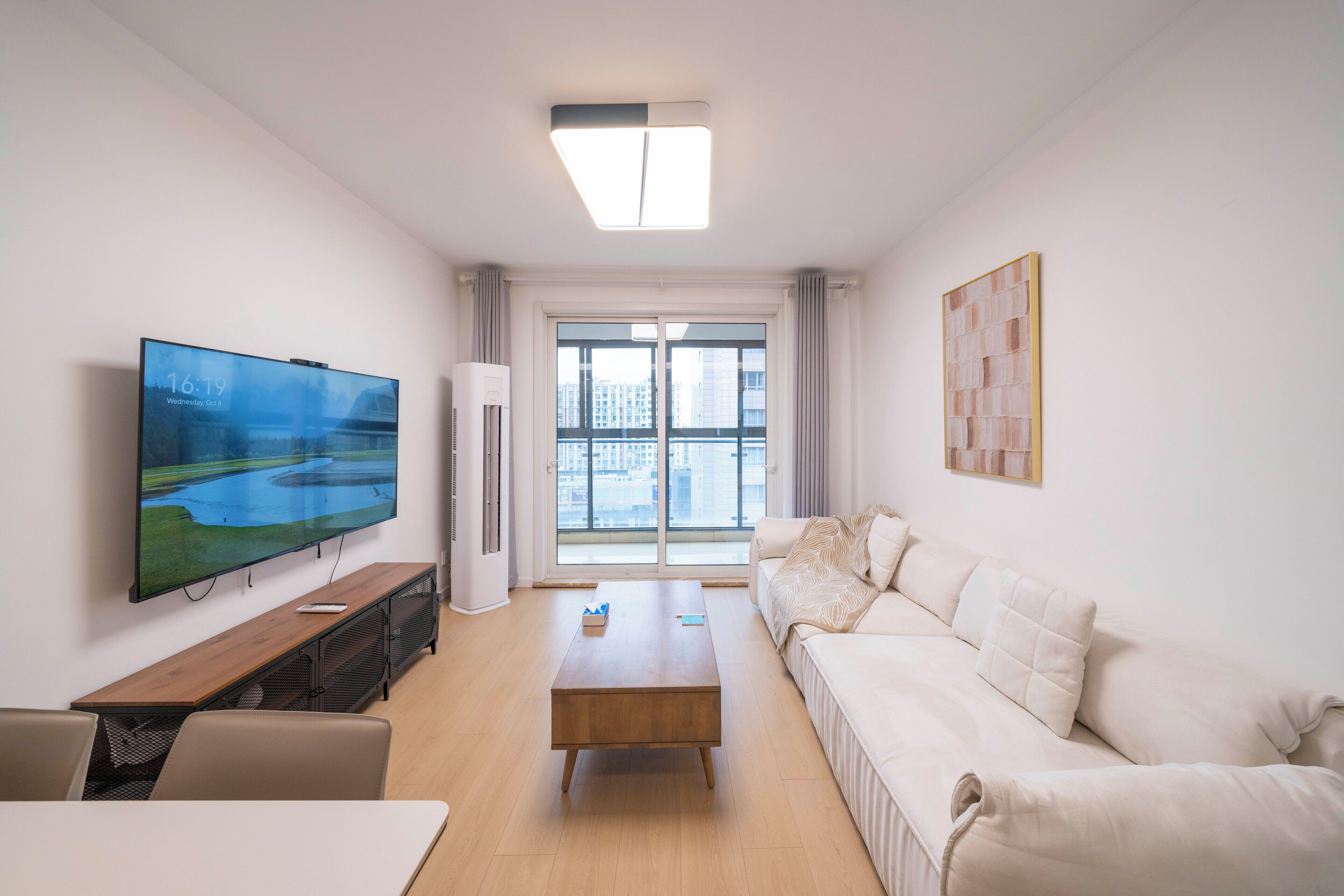 Superior-lejlighed - 3 soveværelser - køkken - byudsigt | Stue | 55-tommers smart-tv med kabelkanaler