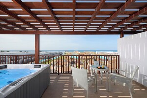 The Level, Suite Grand | Minibar, caja fuerte, cortinas opacas y tabla de planchar con plancha