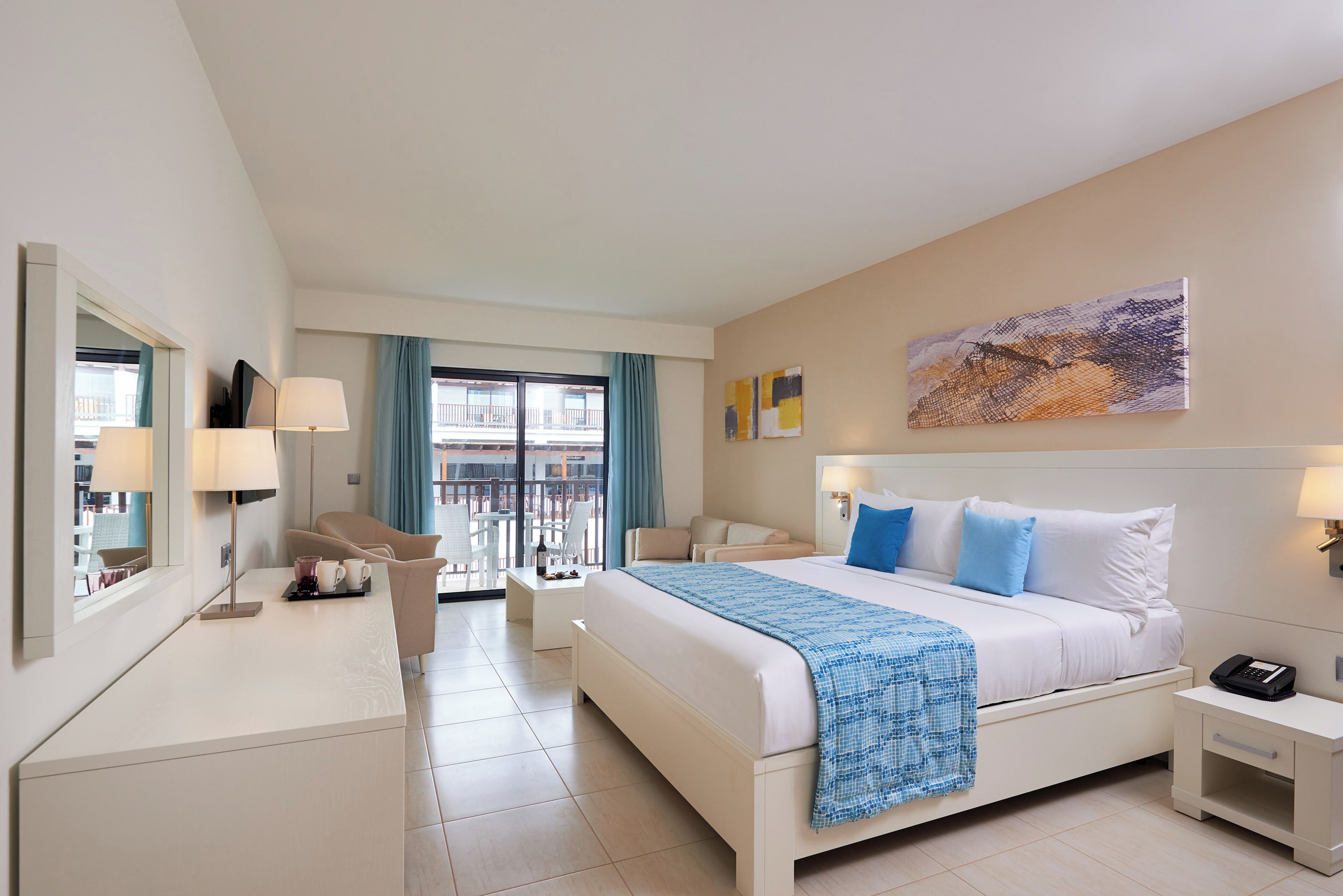 Melia Room | ミニバー、セーフティボックス (室内)、遮光カーテン、アイロン / アイロン台