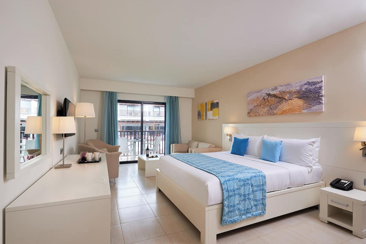 Melia Room | ミニバー、セーフティボックス (室内)、遮光カーテン、アイロン / アイロン台