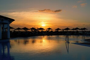 Piscine extérieure, parasols de plage, maîtres-nageurs sur place