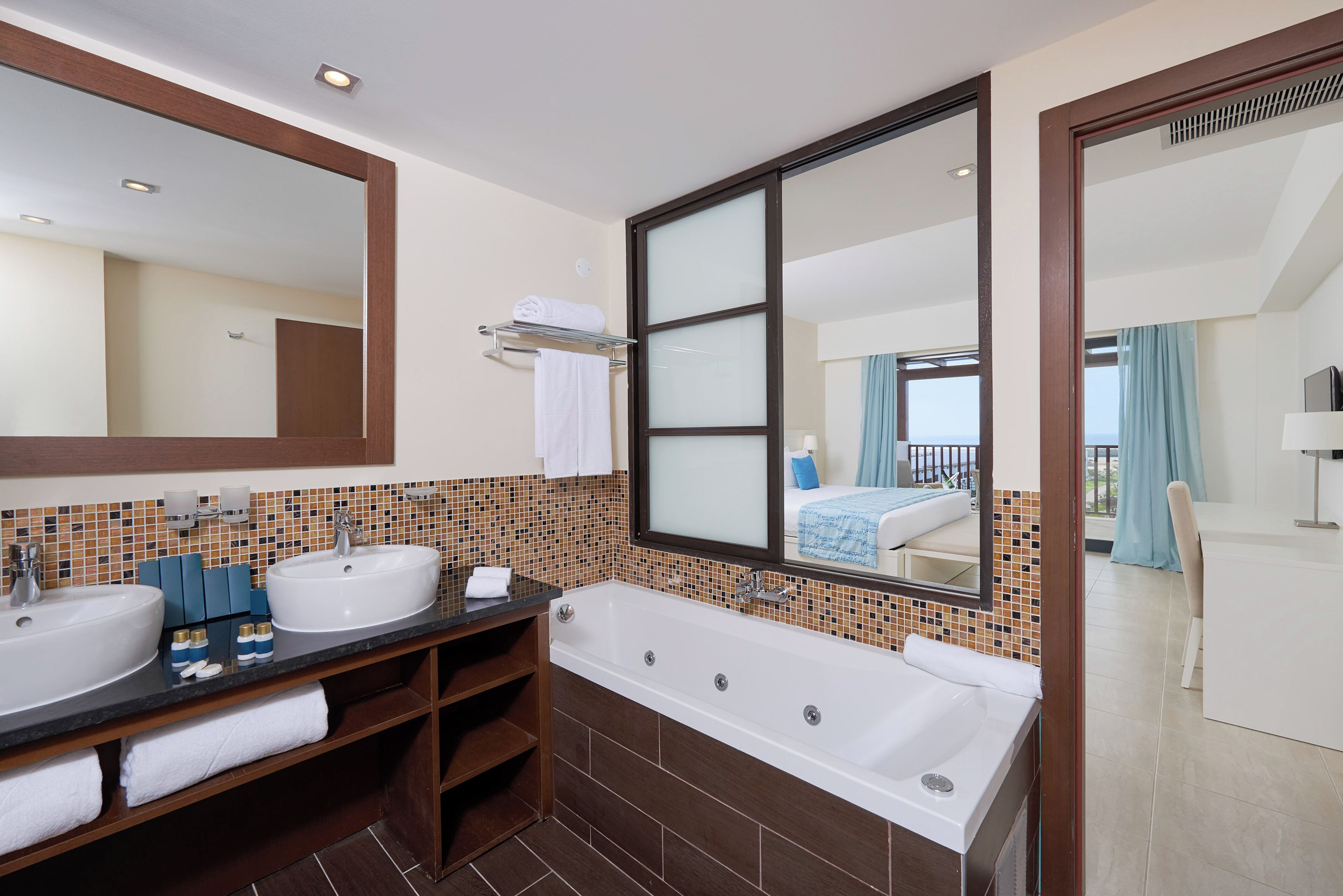 The Level, Grand-Suite | Badezimmer | Haartrockner, Bademäntel, Hausschuhe, Handtücher