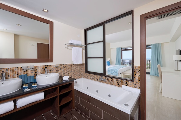 The Level, Grand-Suite | Badezimmer | Haartrockner, Bademäntel, Hausschuhe, Handtücher