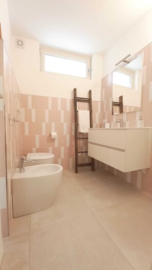 Shower, hair dryer, bidet, towels - CASA MAVI Franciacorta/Lake Iseo Live your dream vacation in Italy. (Colombaro)